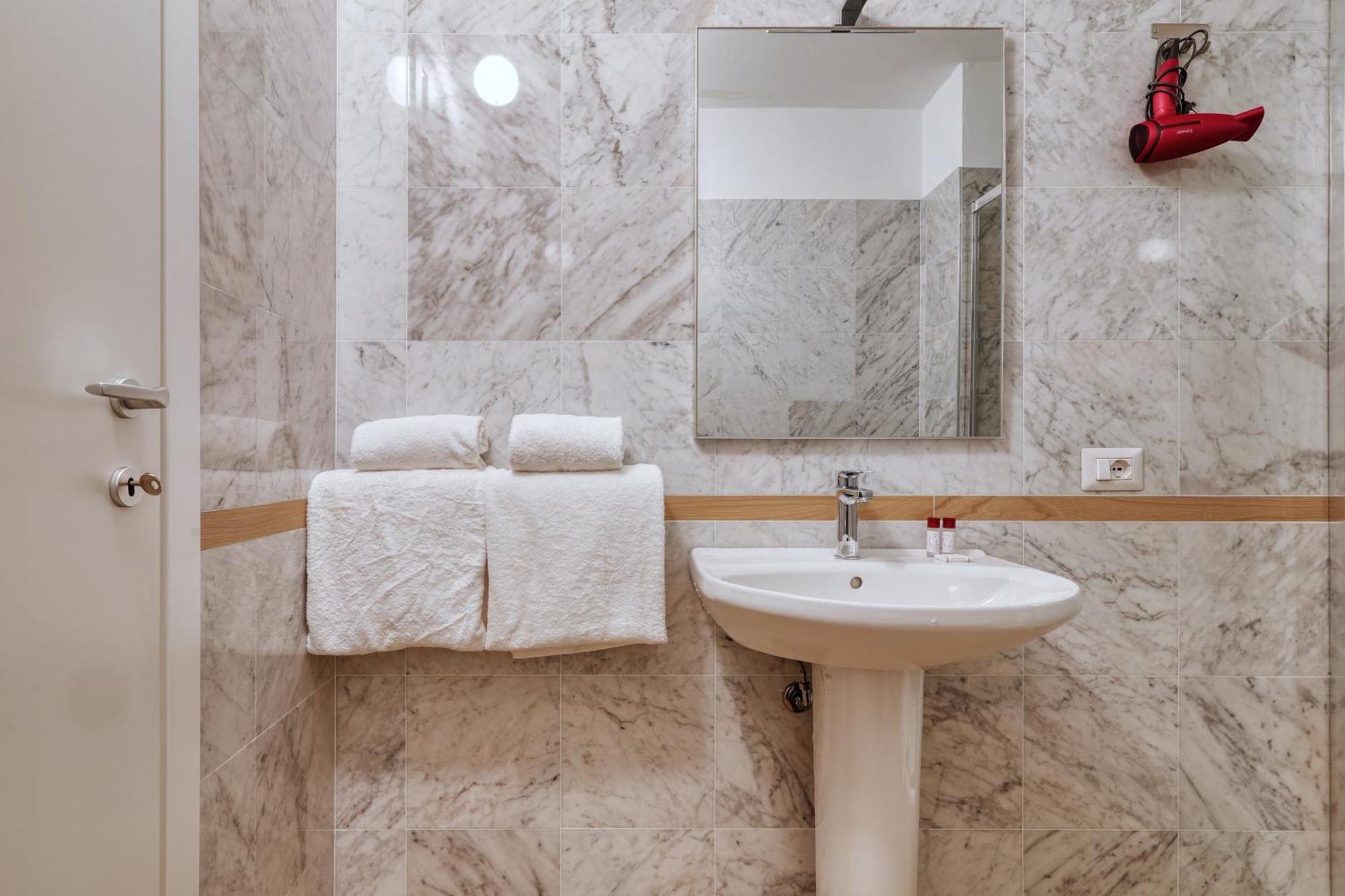 Joivy Chic 3-Bed Flat Near Colonne Di San Lorenzo Мілан Екстер'єр фото